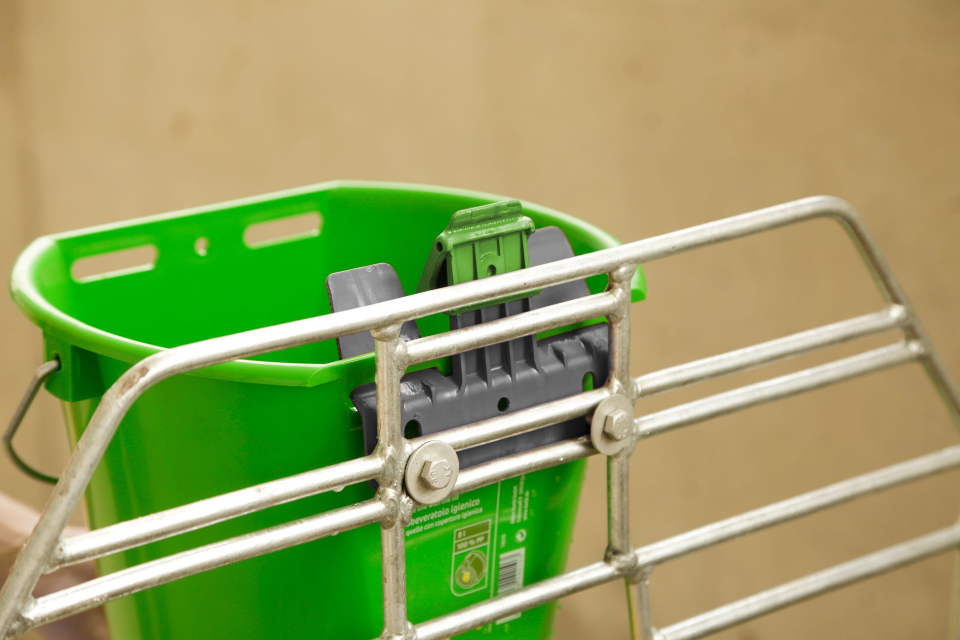 VAROVALO Bucket Guard z držalom za vedro