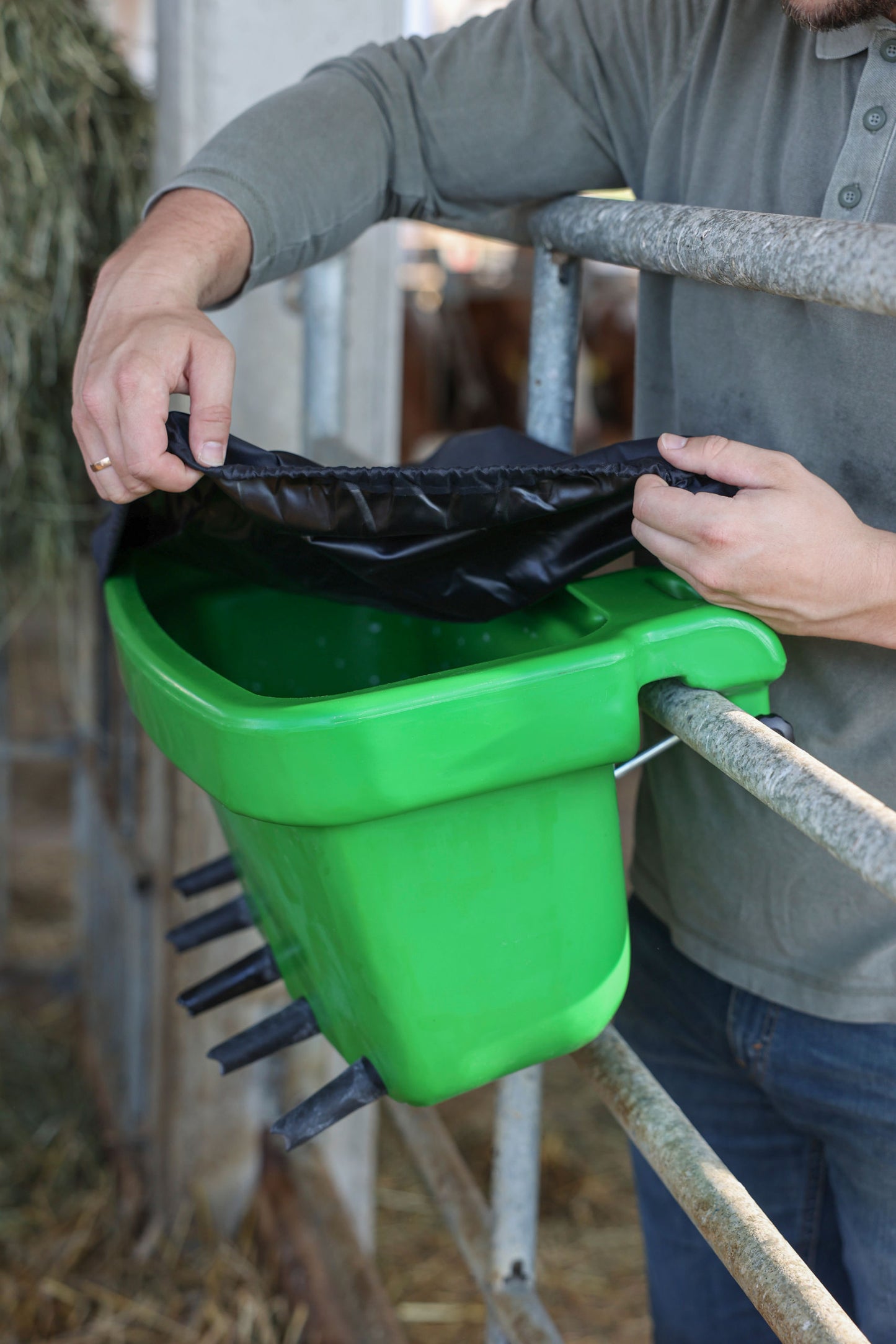 POKRIVALO za Multi Feeder crno