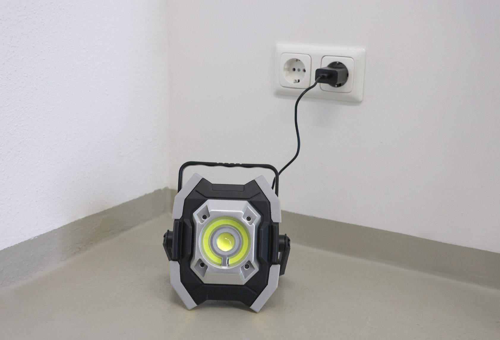 Mobilni LED-reflektor WorkFire 2 500 hybrid