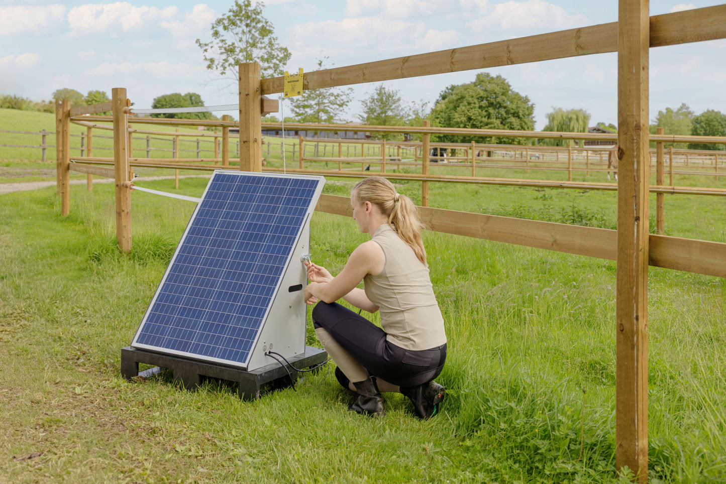 AKO SolarStation L smart 12V napajalnik za električno o