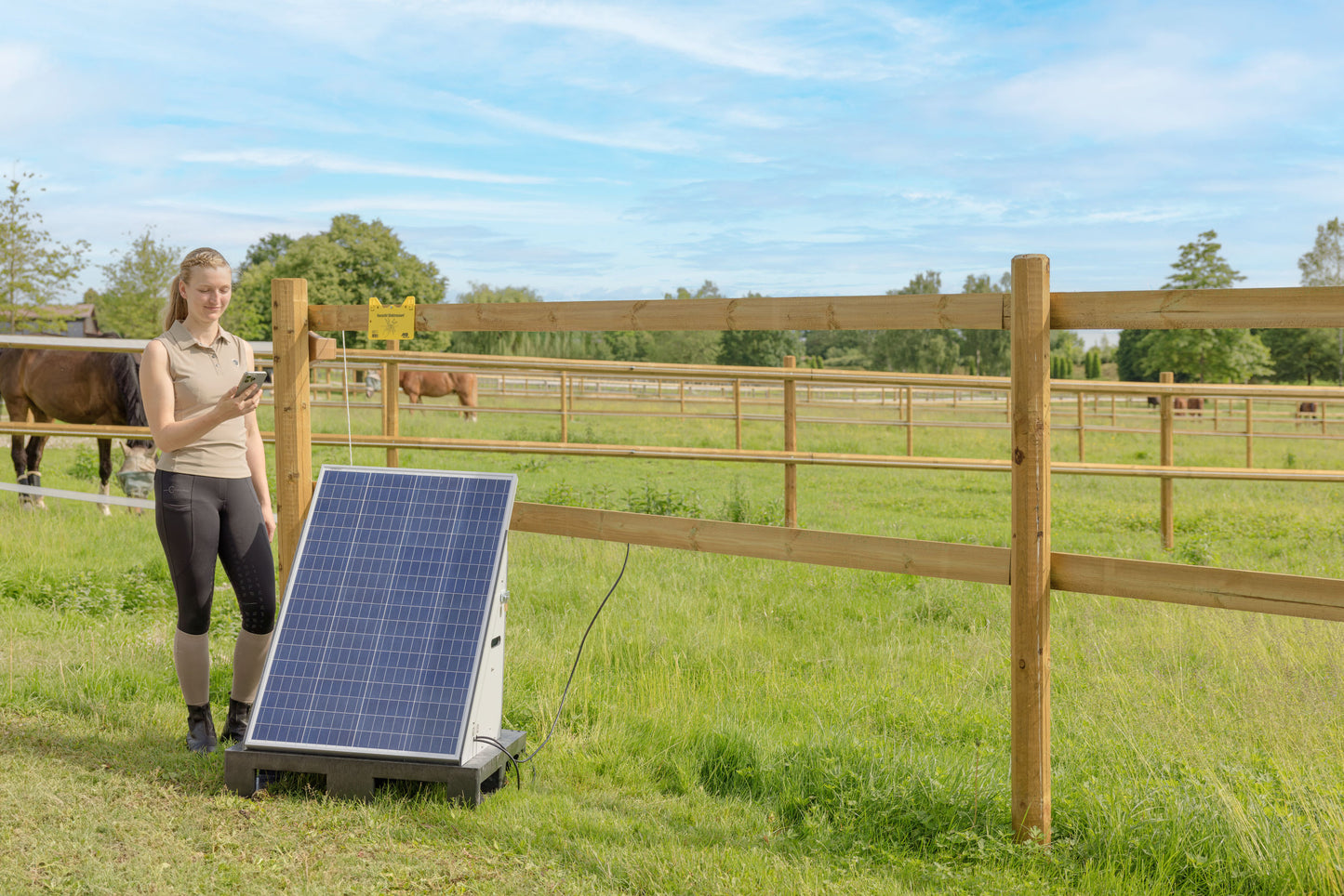 AKO SolarStation L smart 12V napajalnik za električno o