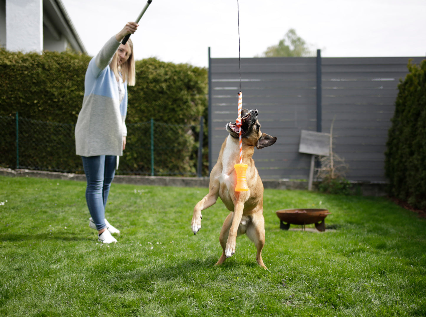 IGRACA za psa - kost na  vrvi ToyFastic - 12,5x7x30cm
