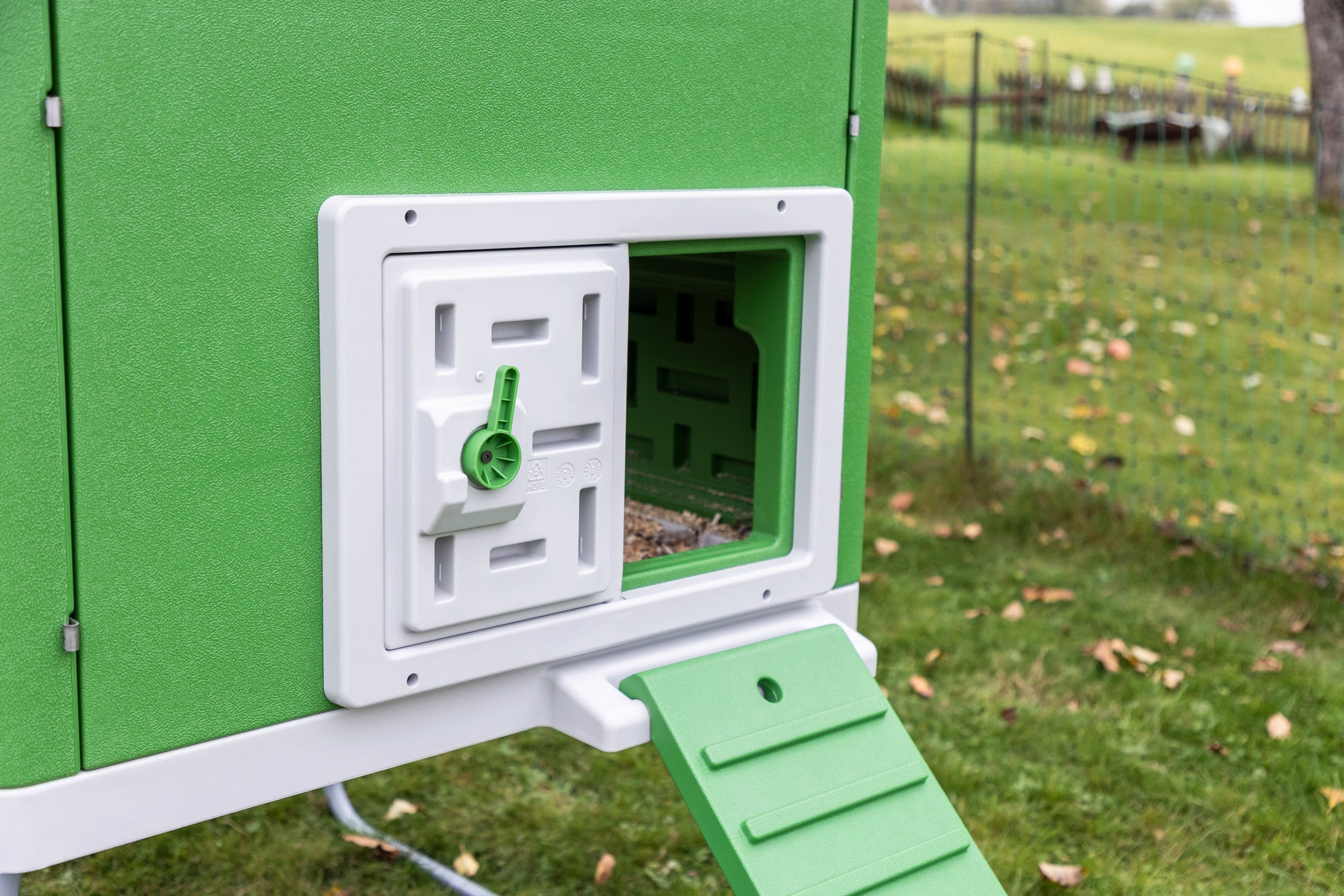 Mobile Coop - umetna masa 119X96x162 cm, 2 kartona
