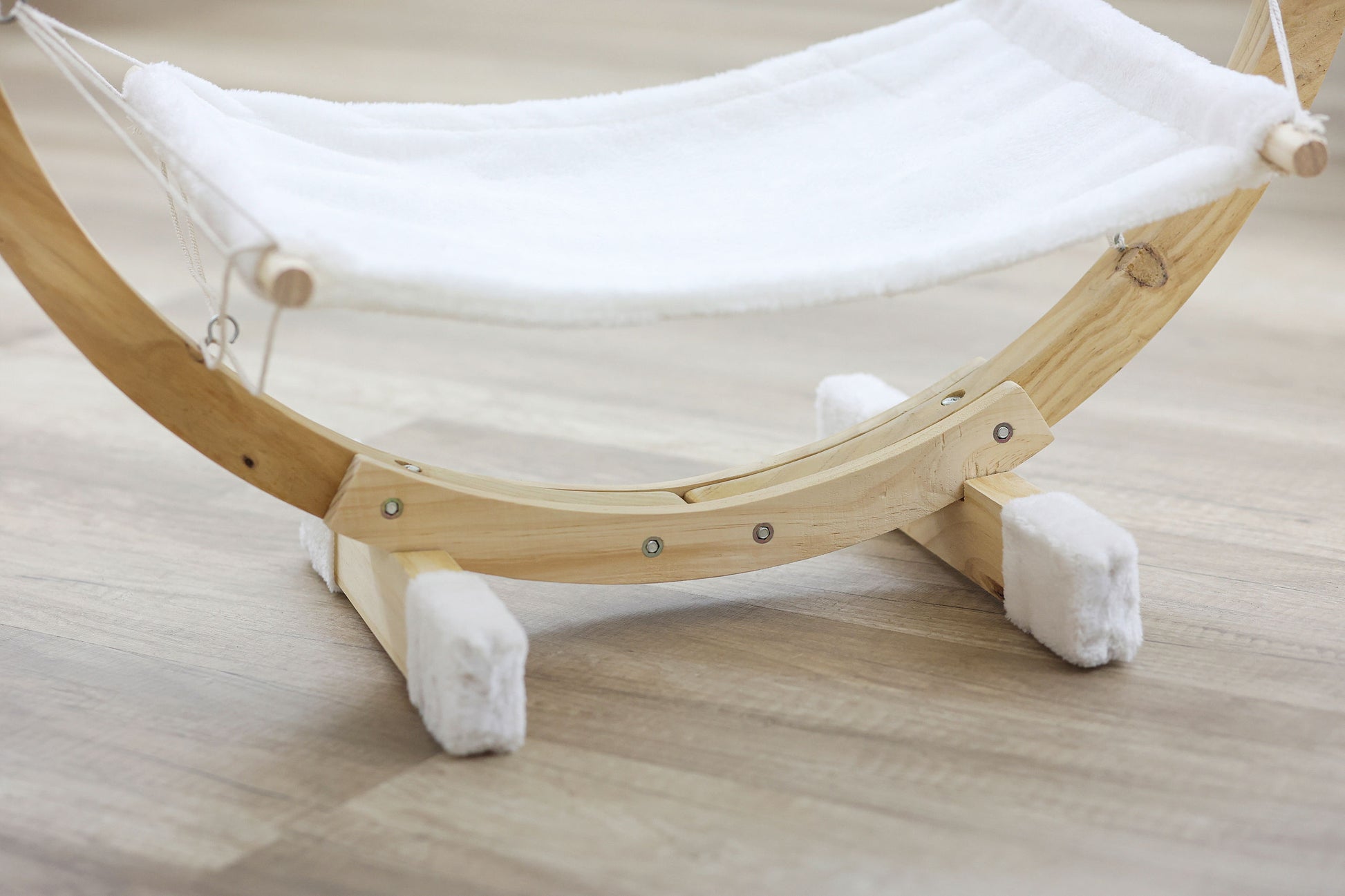 Viseca mreža SIESTA, bela z lesenim nosilcem, 73x36x34cm
